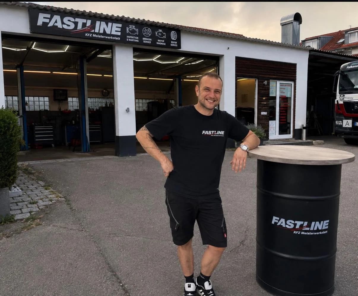 Viktor Kupper vor der Fastline KFZ-Meisterwerkstatt
